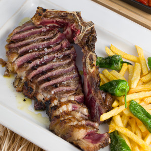 Tomahawk steak, approximately 1 kg, for 2 people, served with French fries and padrón peppers